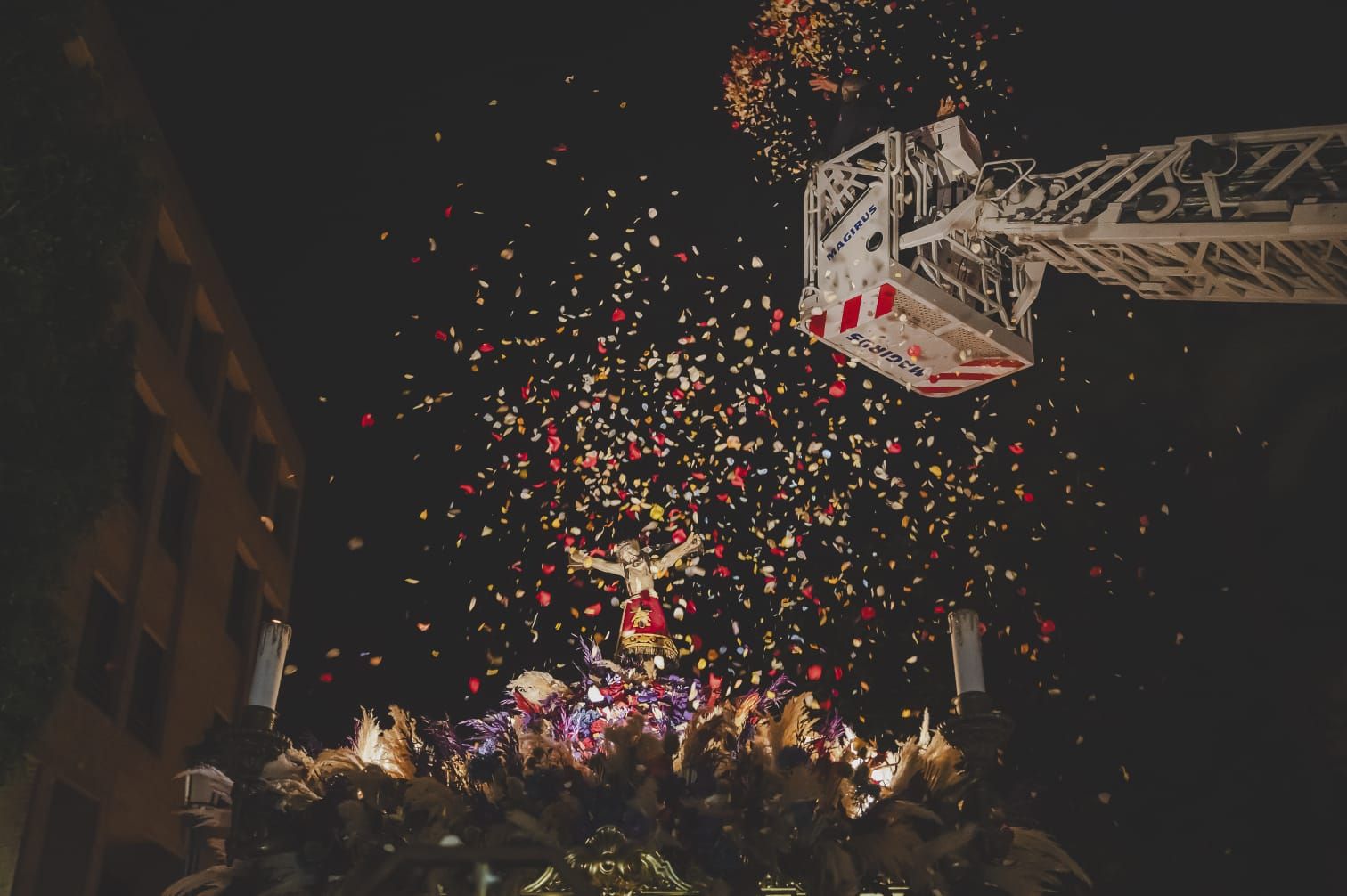 Un baño de devoción al Cristo de Zalamea en Elche