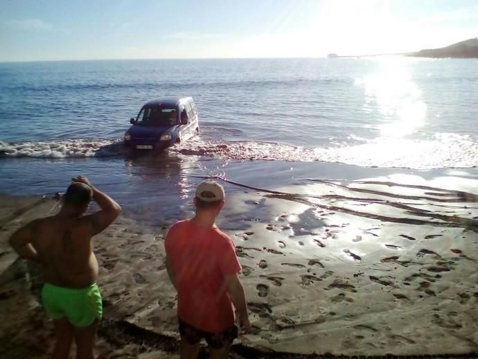 Coche al agua en Ojos de Garza