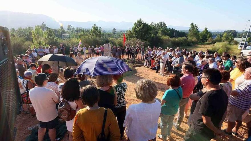 Asistentes al acto de homenaje a los nueve asesinados en 1936 en Volta da Moura. // A.Hernández / D.B.M.