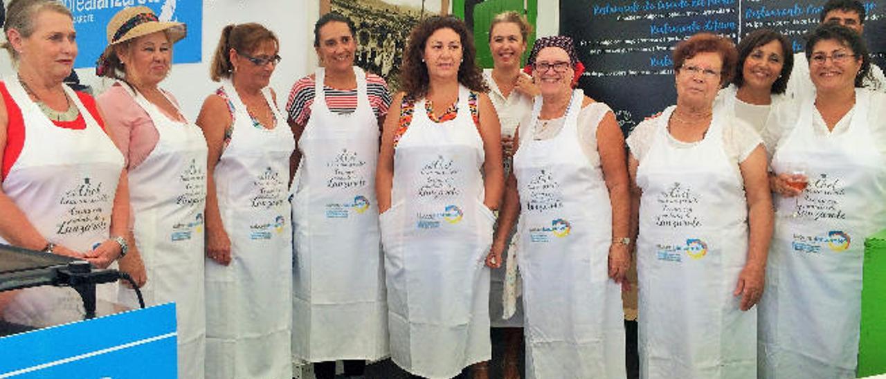 Toña Medina (i), Rosa Mª Rodríguez, Fátima López, Ita Pérez, Marisol Rodríguez, Gema Melián, Dorita Rodríguez, Amelia Álvarez, Azucena Rodríguez y Gloria Cabrera.