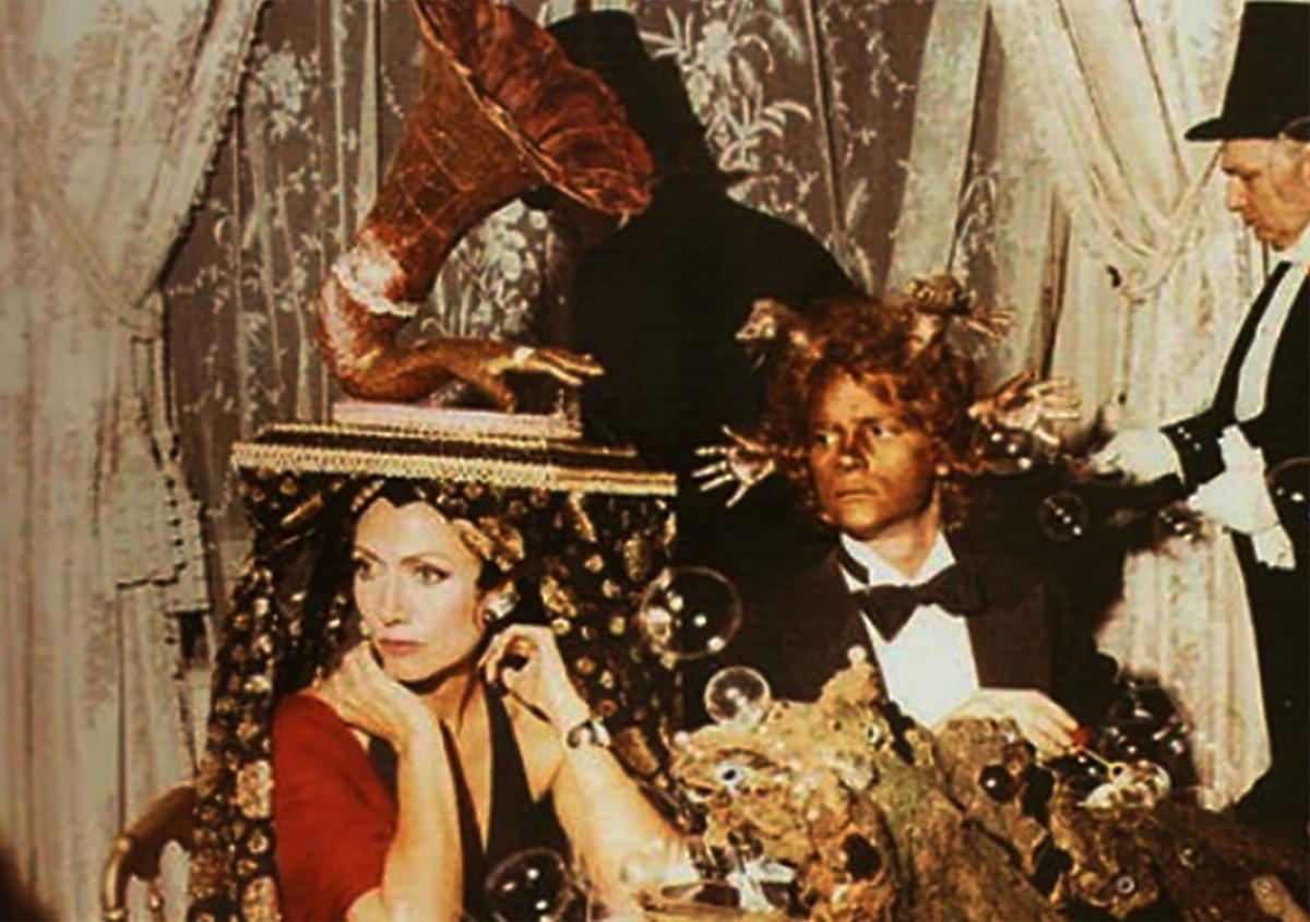 Hélène Rochas, con un gramófono en la cabeza en la fiesta de los Rothschild.