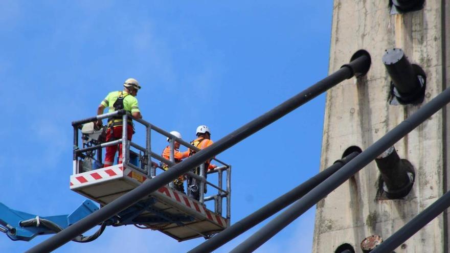 Un mes de atascos por las obras en el puente atirantado del Corredor del Nalón en Sama
