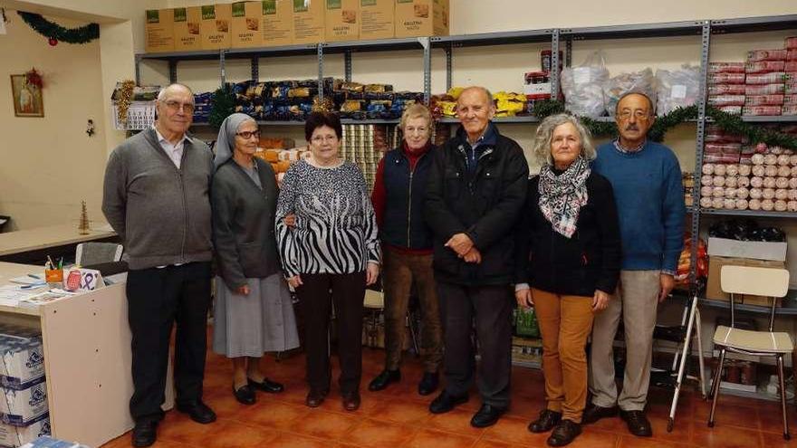 Parte de los voluntarios de Ayuda al Mundo Necesitado, con Juani Alonso en el centro. // José Lores