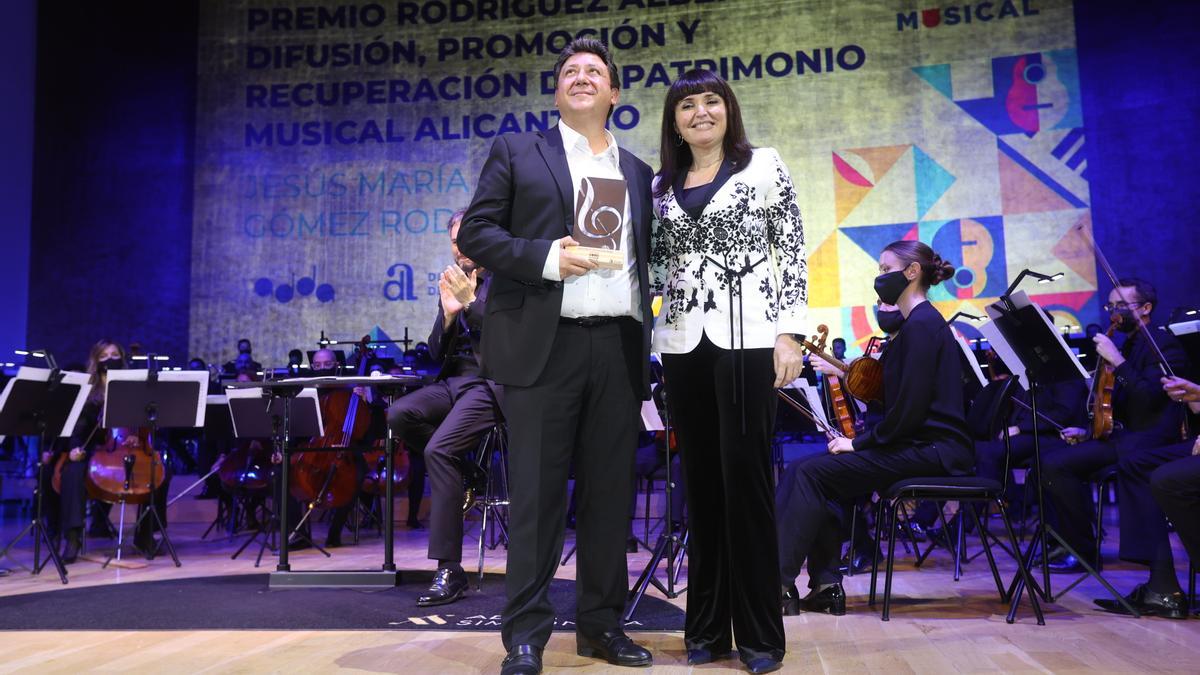 Jesús María Gómez, pianista y vicedirector del Conservatorio de Música Óscar Esplá, recibe el galardón «Rodríguez Albert» de la mano de Julia Parra, vicepresidenta de la Diputación de Alicante.