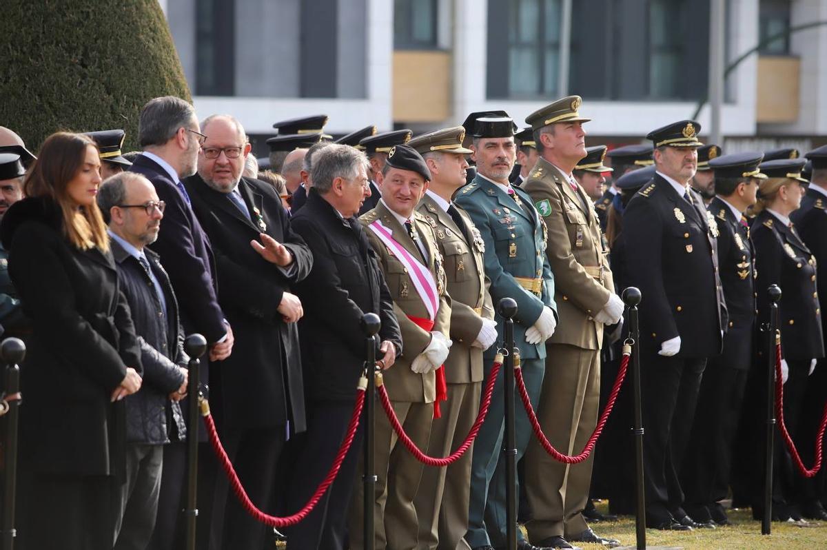 Autoridades y mandos durante el acto.