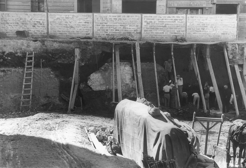 Los operarios del acero   Las 45 fotografías  realizadas entre 1935 y 1936, permiten conocer los métodos de construcción de la época, los materiales utilizados (cemento y acero, principalmente), los medios de transporte (carretas tiradas por burros) o las condiciones laborales de los trabajadores, que no disponían de grandes medidas de seguridad (sin casco, por ejemplo) y vestían con ropa de calle. Las fotografías de esta página muestran los trabajos en el sótano del edificio.