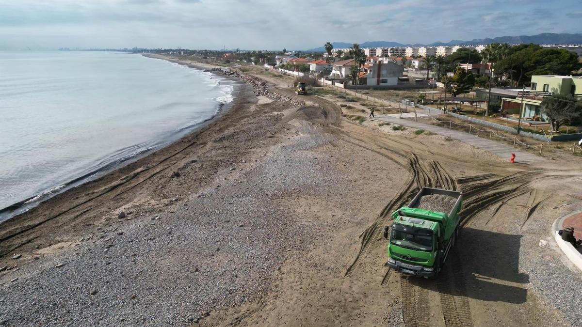 Los vehículos pesados vuelven a la playa de Almenara para aportar materiales, en este caso en el tramo sin escolleras.