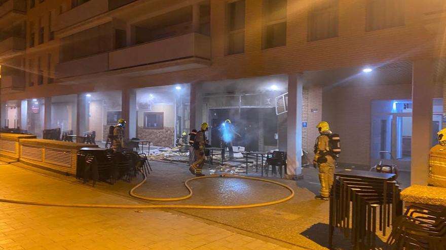 Efectivos del cuerpo de Bomberos sofocando el pequeño incendio generado por la explosión