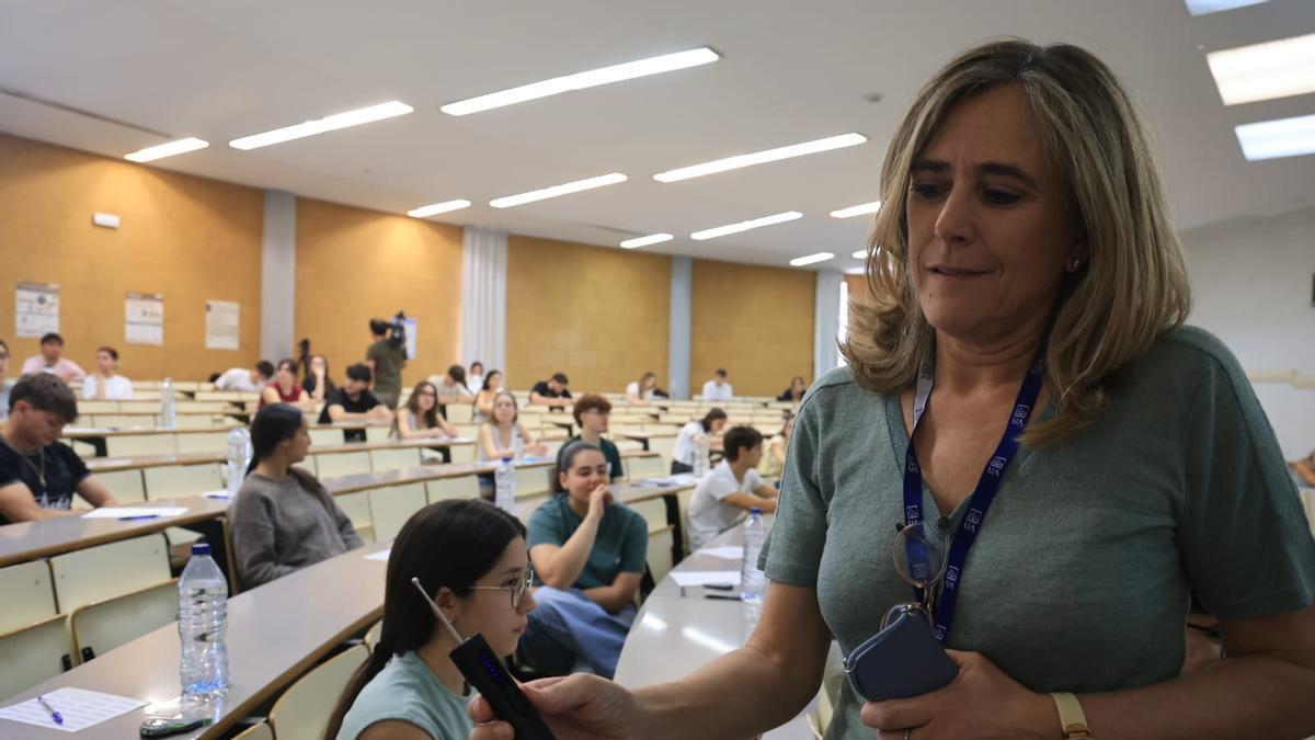 Begoña Lucía Fuster, presidenta del tribunal 4 de la PAU, con un detector de móviles en un aula
