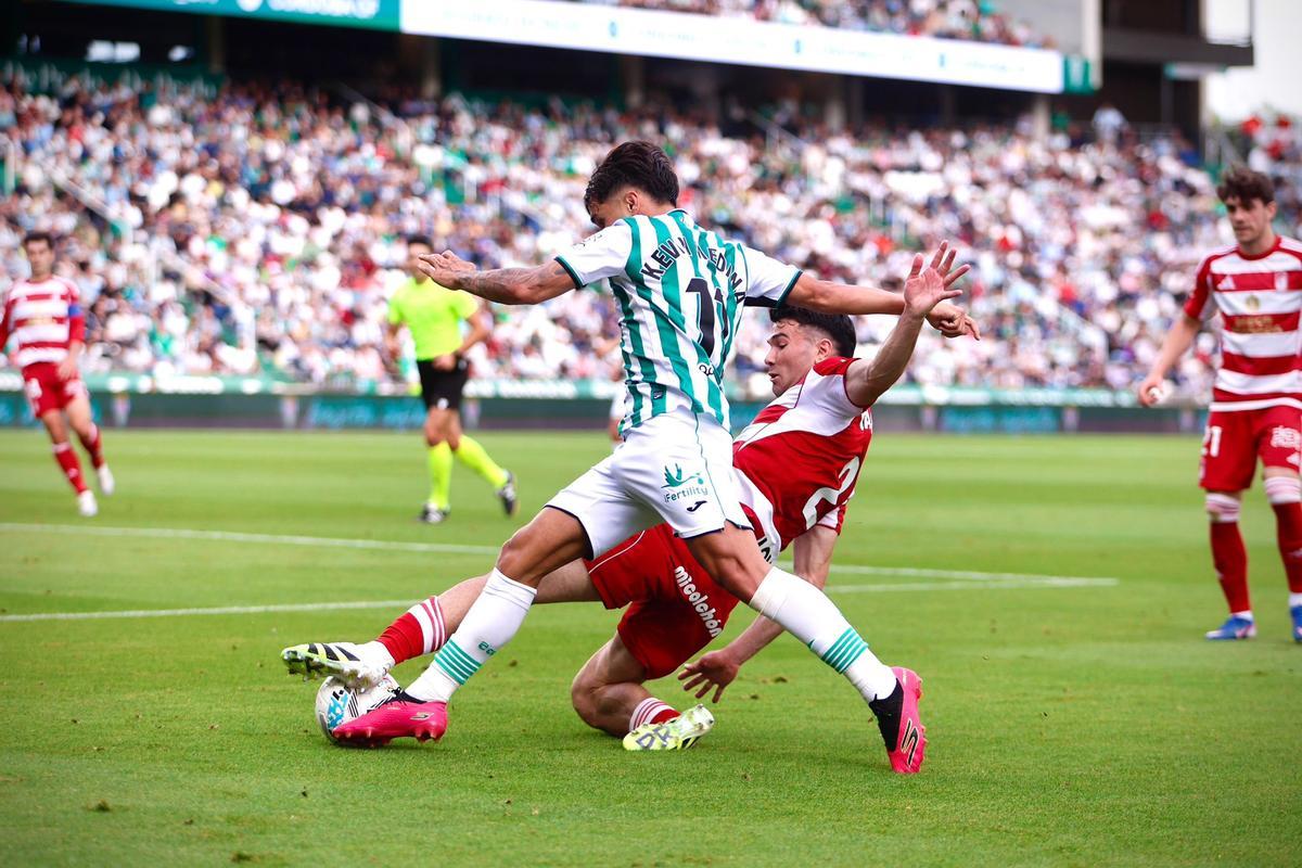 Kevin Medina busca espacio para internarse en el área granadina durante una acción del derbi.