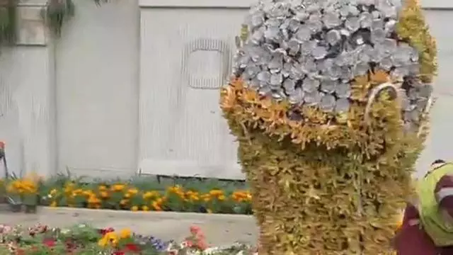 Adornos florales junto con protestas alrededor del estadio Azteca
