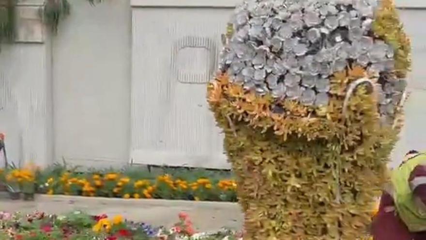 Adornos florales junto con protestas alrededor del estadio Azteca