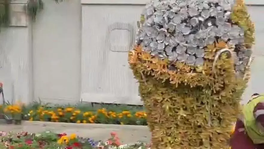 Adornos florales junto con protestas alrededor del estadio Azteca