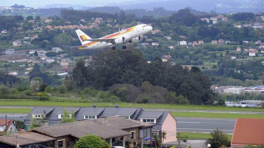 Un avión, en el aeropuerto de Alvedro.