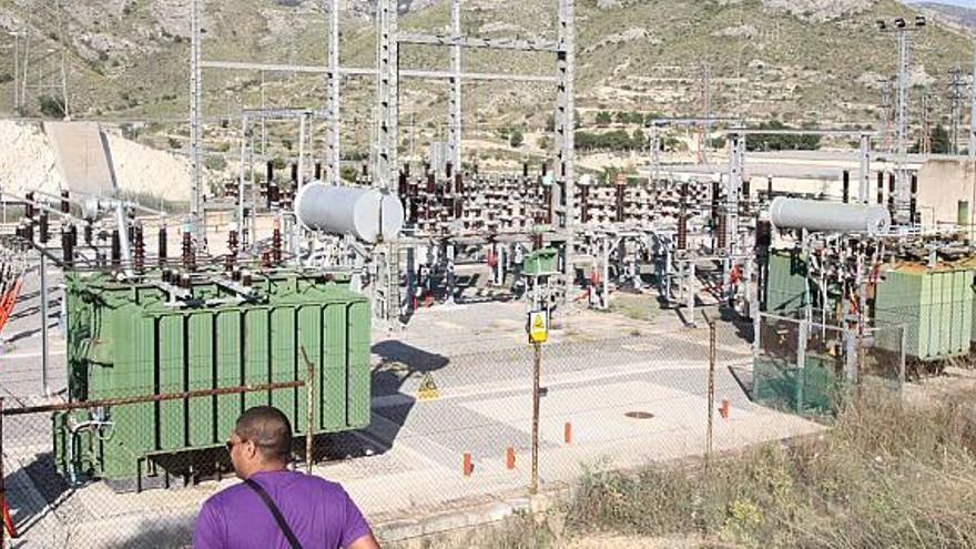 La actual subestación eléctrica de El Guirney que abastece a la población de Elda necesita ser ampliada para hacer frente al incremento de la demanda energética.