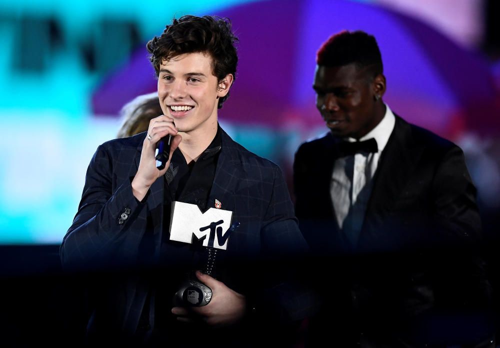 Canadian singer Shawn Mendes receives an award ...