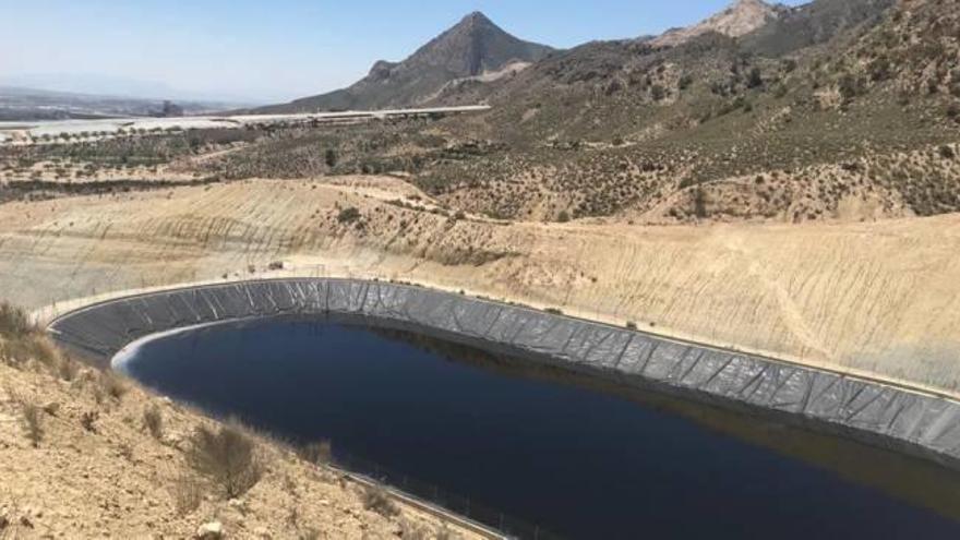 Imagen de la macrobalsa de lixiviados del vertedero facilitada por Vertivega.