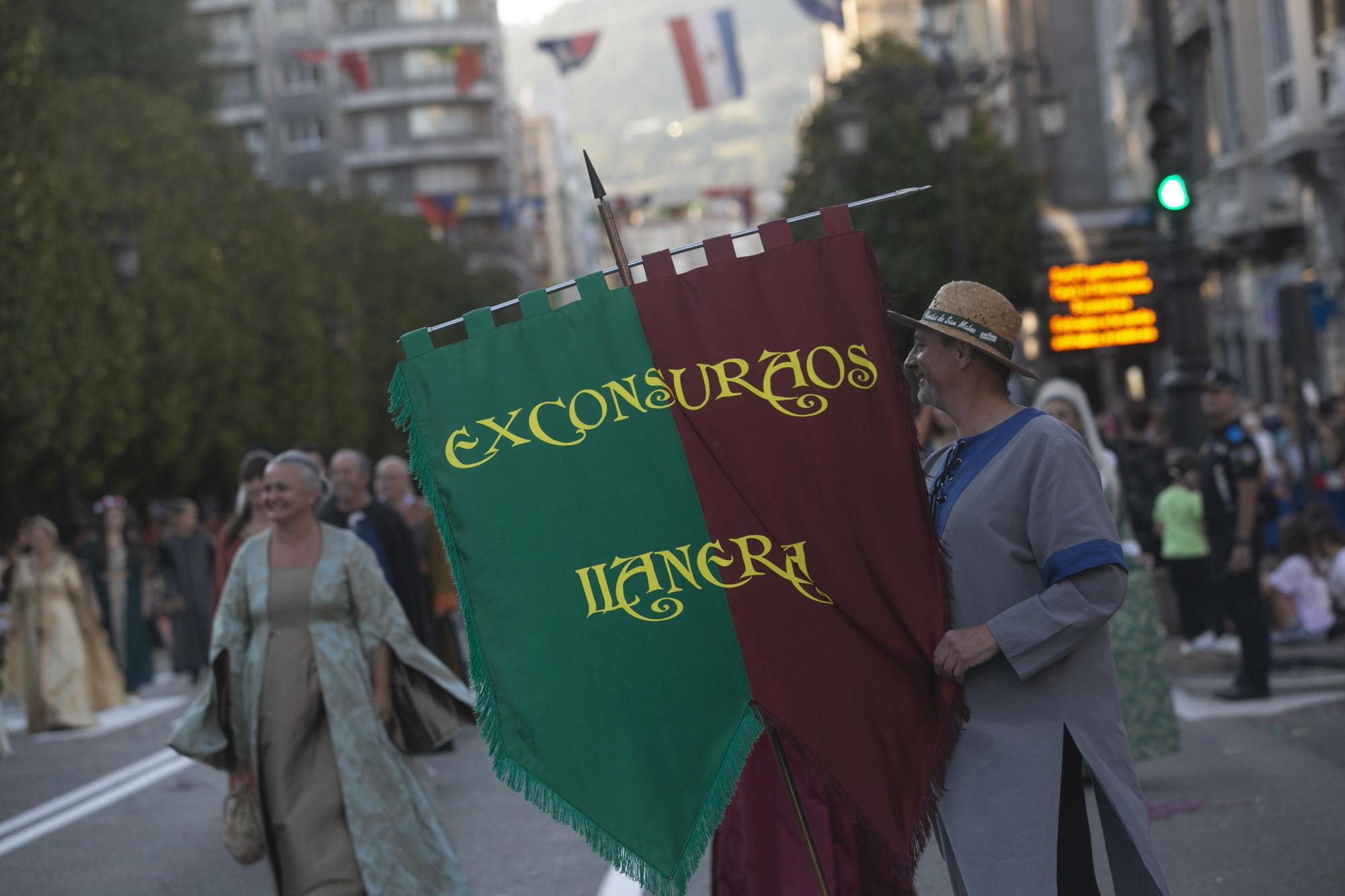 En Imágenes: El Desfile del Día de América llena las calles de Oviedo en una tarde veraniega