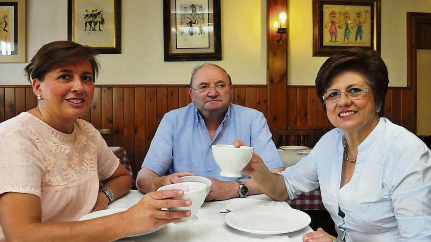 Irene (izda), perpetuadora del negocio familiar, junto a sus padres Camilo y Saladina, fundadores del emblemático restauratne. // Iñaki Abella