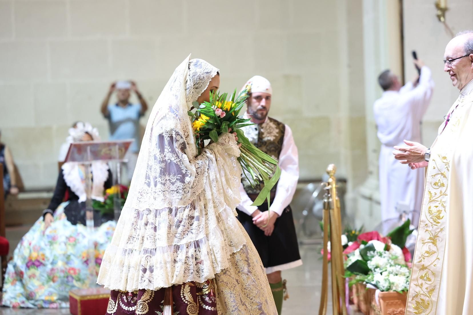 Berta y la corte completan la Ofrenda de Alicante