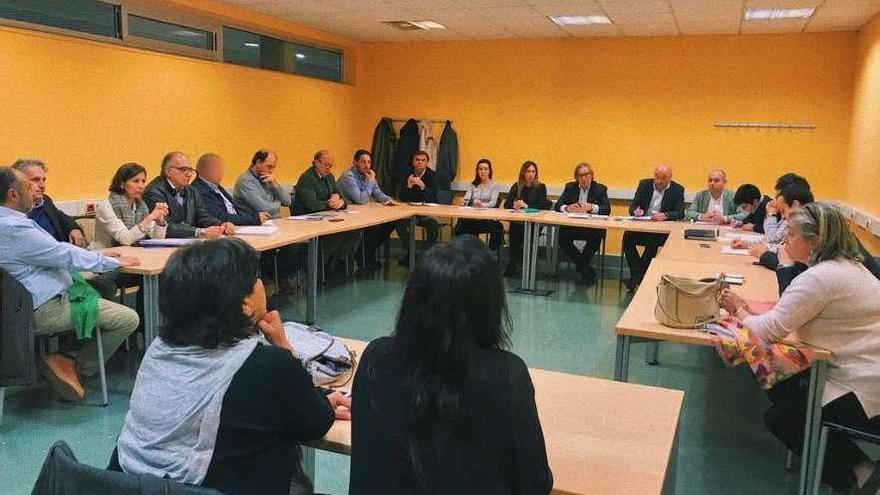 Reunión del grupo de trabajo de la candidatura de López-Asenjo -en el centro, presidiendo-, con Carnicero, quinto por la izquierda de la imagen, con la cara difuminada.