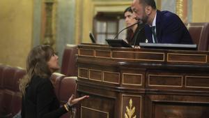 El vicepresidente primero del Congreso, Alfonso Rodríguez Gómez de Celis, discute con la diputada de VOX Patricia Rueda