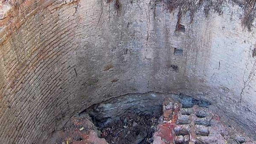 Restos de un antiguo horno de tejas en A Telleira de Cesantes.  // Faro