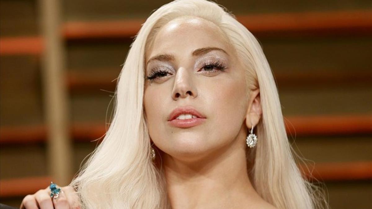 Lady Gaga se pone cinta adhesiva en su rostro para combatir las arrugas