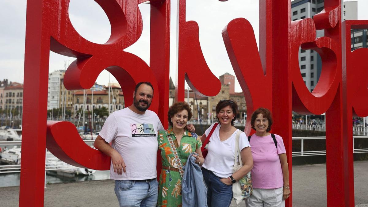 Por la izquierda, Sebastián Santiago, Mercedes Menéndez, Lourdes Gallego y Alejandra Menéndez.