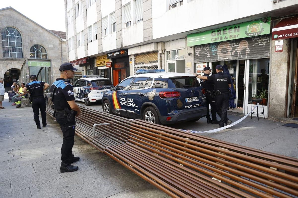 Los policías, ante el bar de César Bente