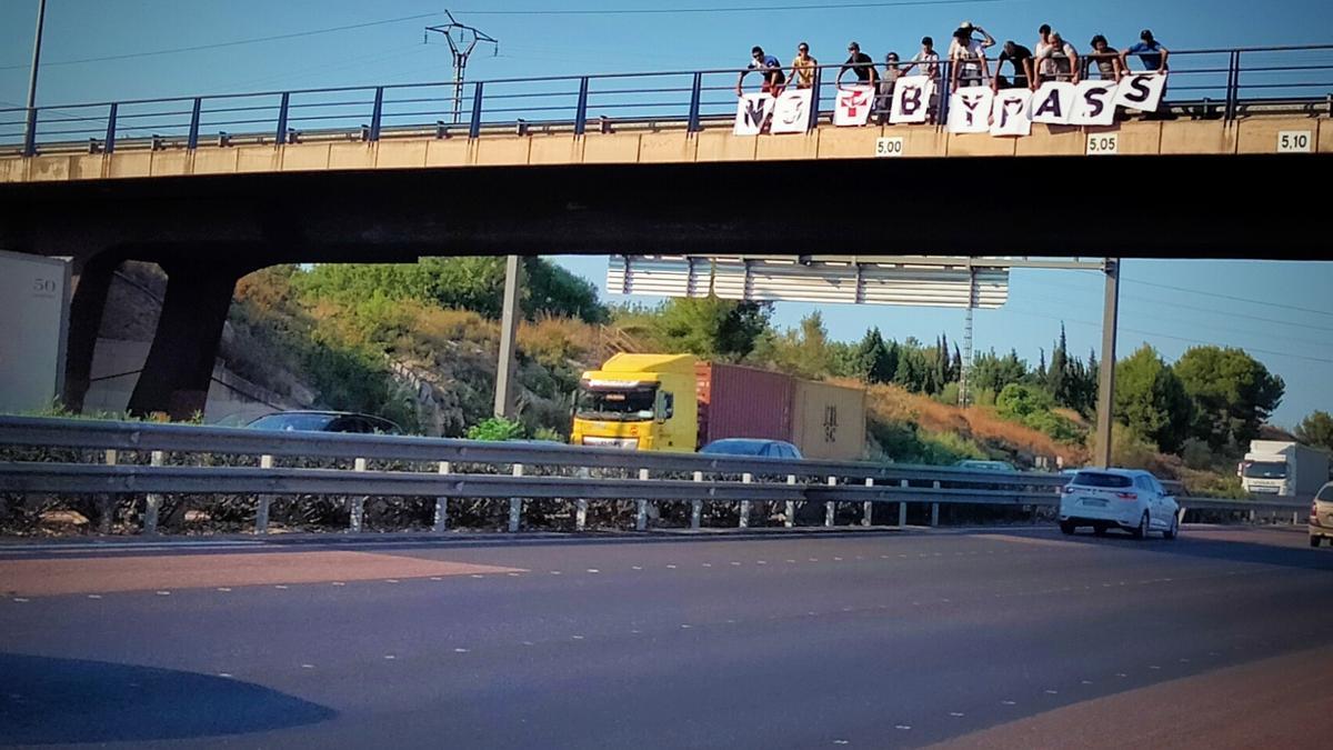 Pancarta en un pont del bypass