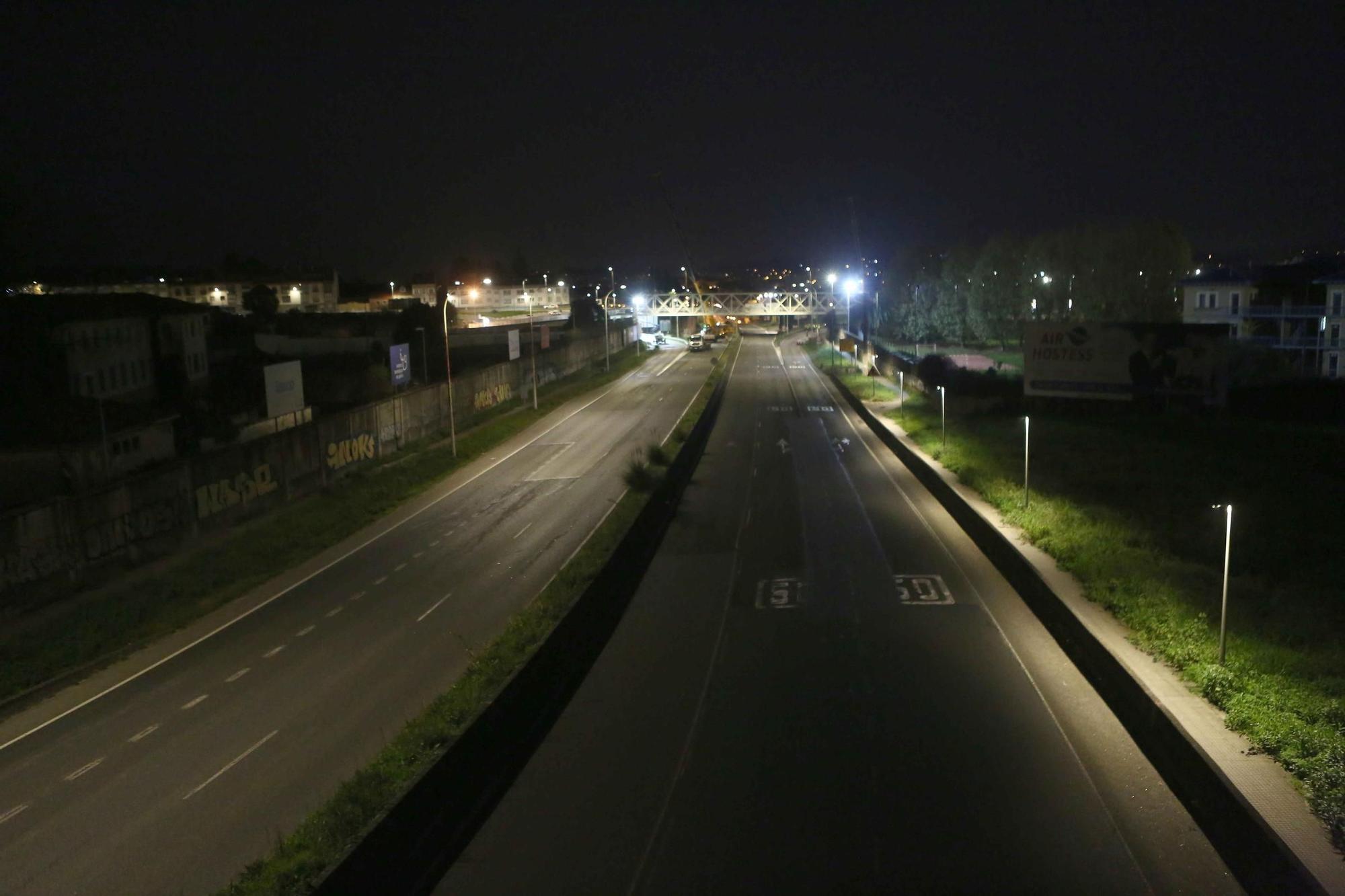 Corte de tráfico nocturno en Alfonso Molina para la instalación de la pasarela de Pedralonga