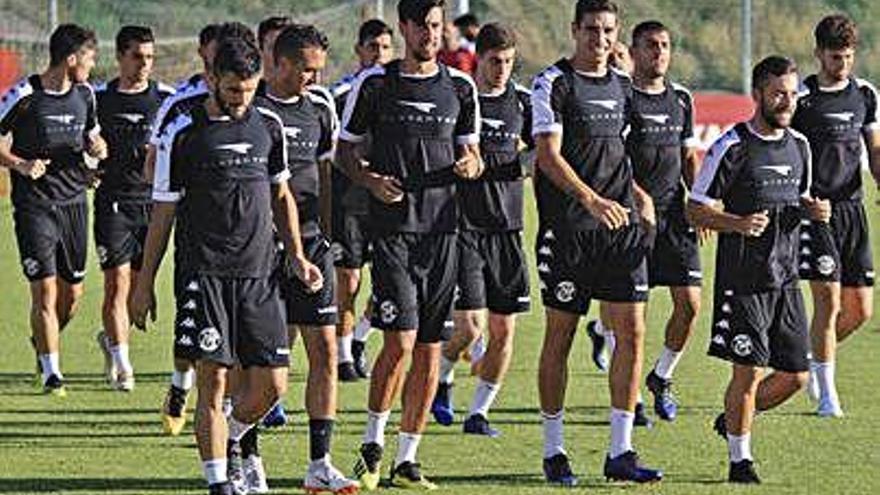 La plantilla del Zamora se entrena antes del partido contra la Cultural.