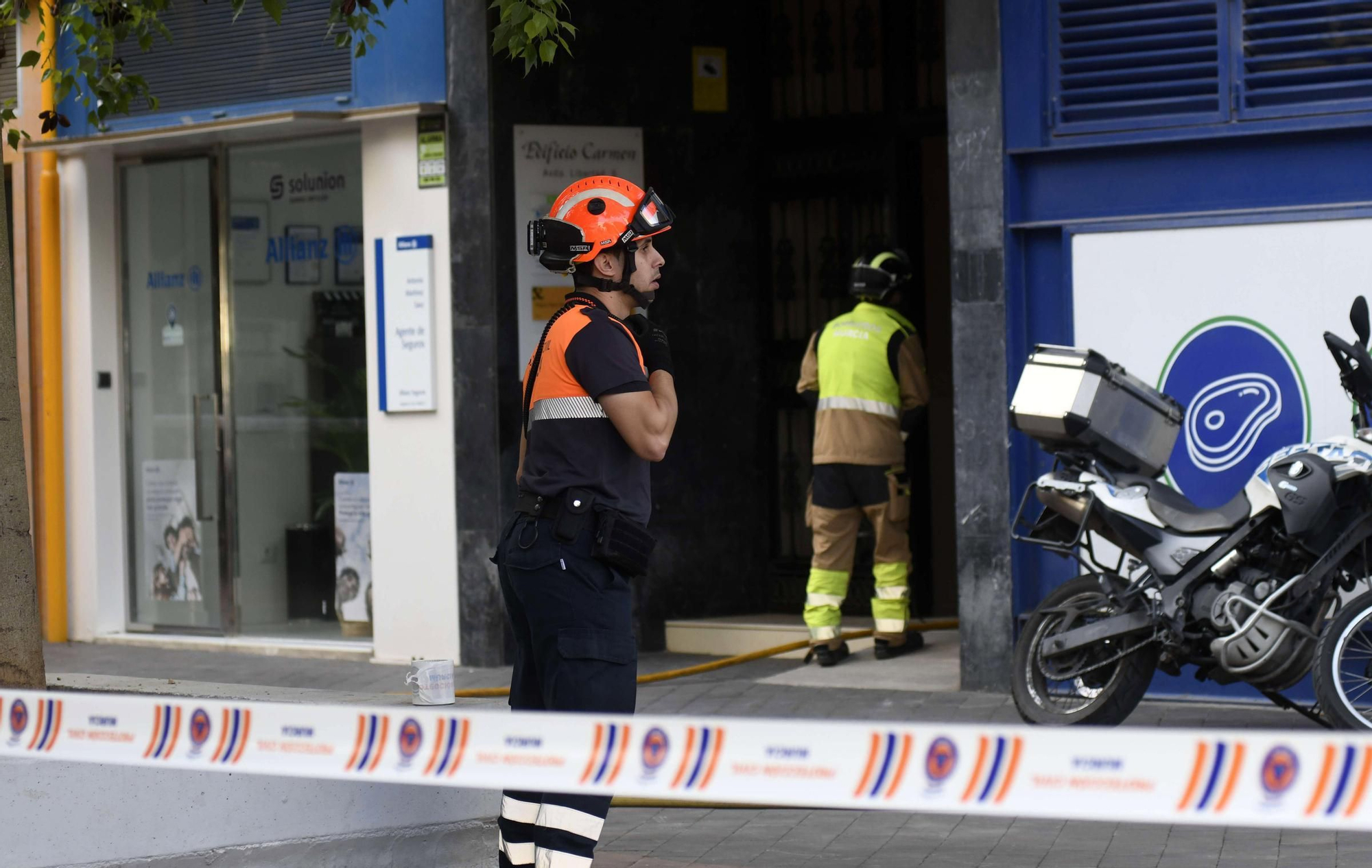 El incendio de un edificio en la Plaza Condestable, en imágenes