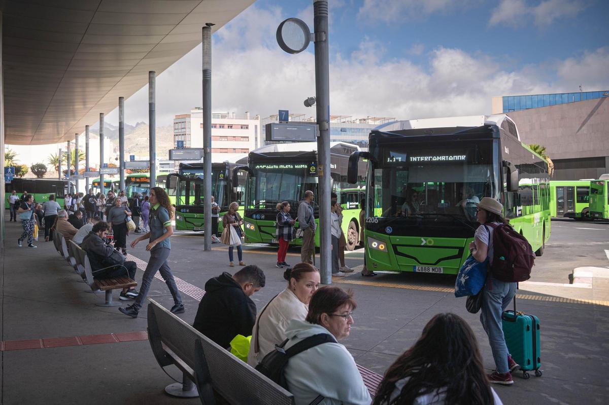 Guaguas en las dársenas de Intercambiador de Santa Cruz