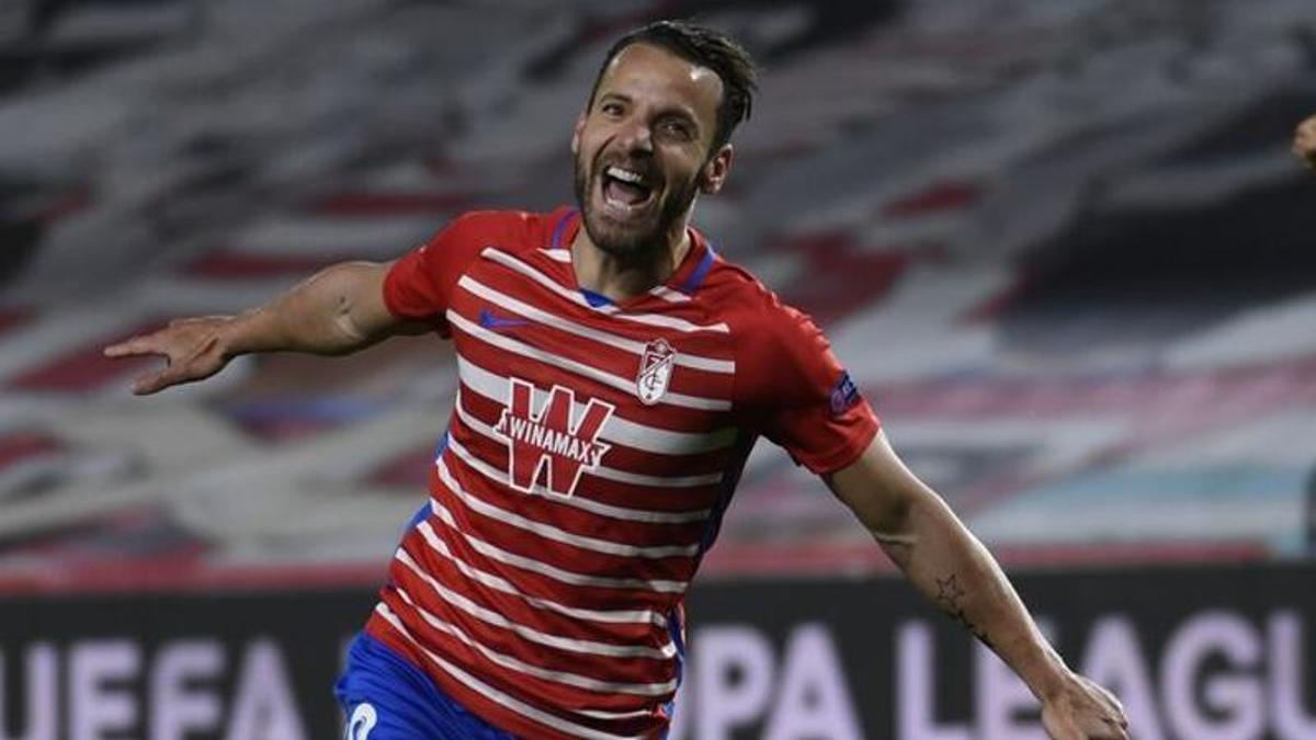 Roberto Soldado celebra un gol con el Granada.