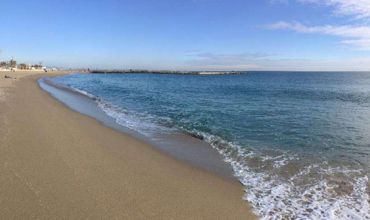 Vista desde la playa del Bogatell del espigón de la Mar Bella, donde su ubicará el escenario.