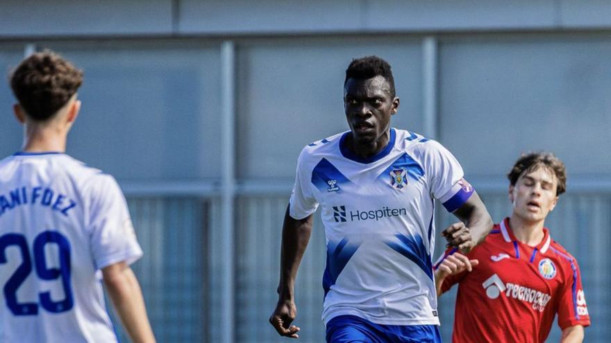 Omar Jaiteh, durante el duelo de ayer en Geneto. | CDT