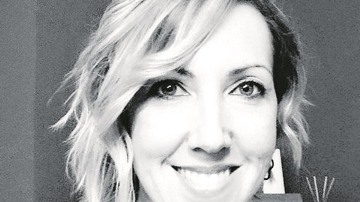 La escritora Francine Zapater, autora de 'Por bruja y hechicera'.
