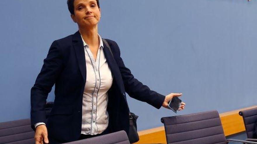 Frauke Petry va obrir de sorpresa un focus de tensió en la ultradreta