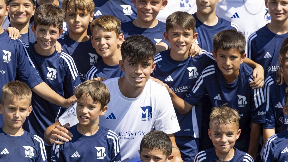 Marc Bernal, rodeado de los niños en el Campus