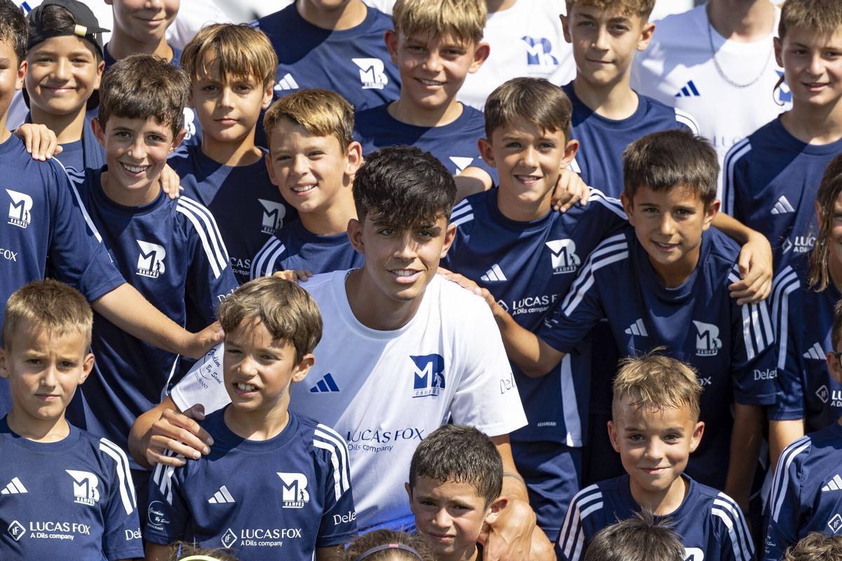 Marc Bernal, rodeado de los niños en el Campus