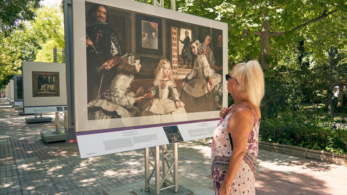 La cacereña Isabel Zaballos contempla con detenimiento la reproducción de ‘Las meninas’ en el paseo de Cánovas.