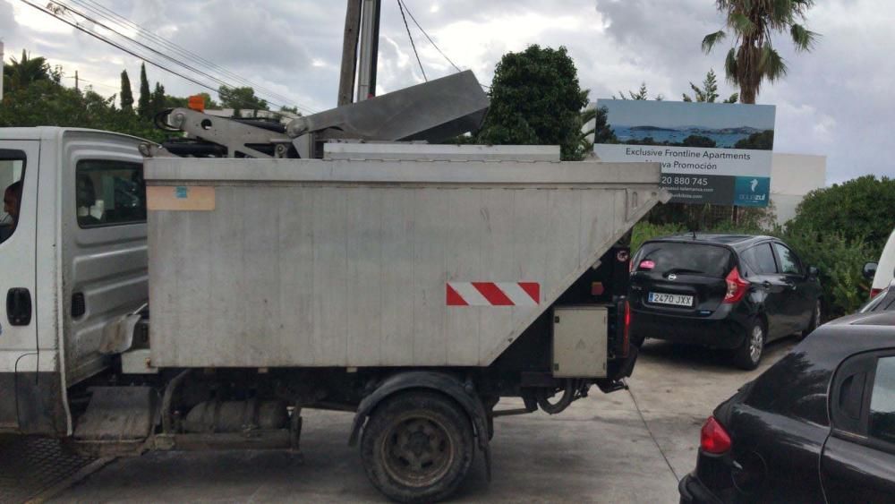 Pese a la tormenta, 1.500 personas, 500 más de las previstas, recogen dos toneladas de basura