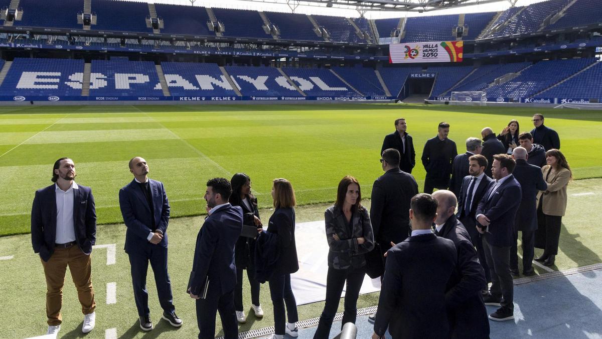 Los técnicos de la FIFA en el estadio del Espanyol