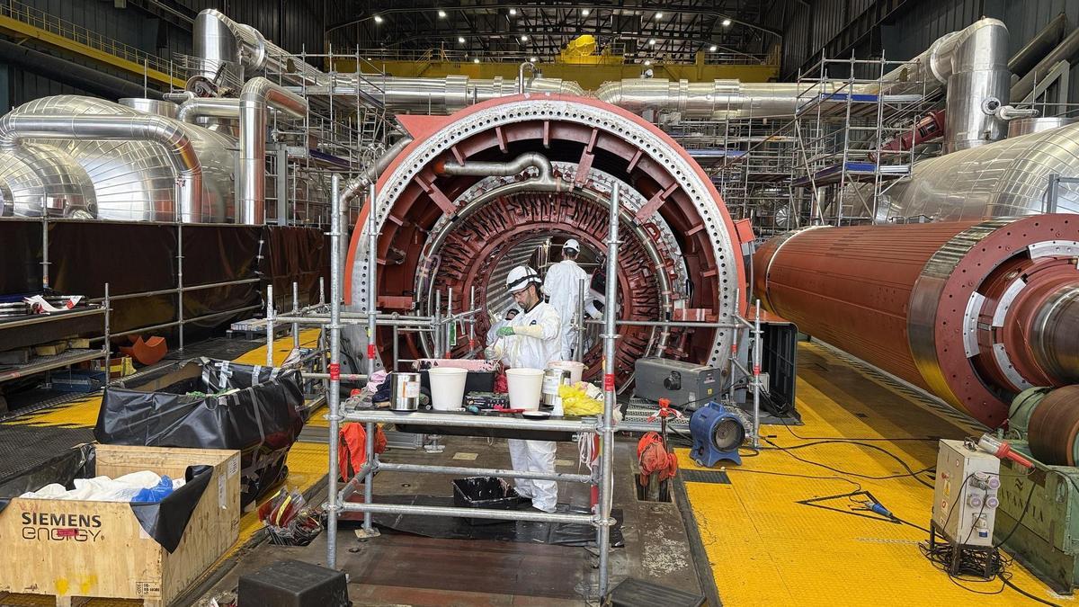 Tareas de revisión del alternador de la Unidad 1. En él se genera el 3,5% de la electricidad anual en España.