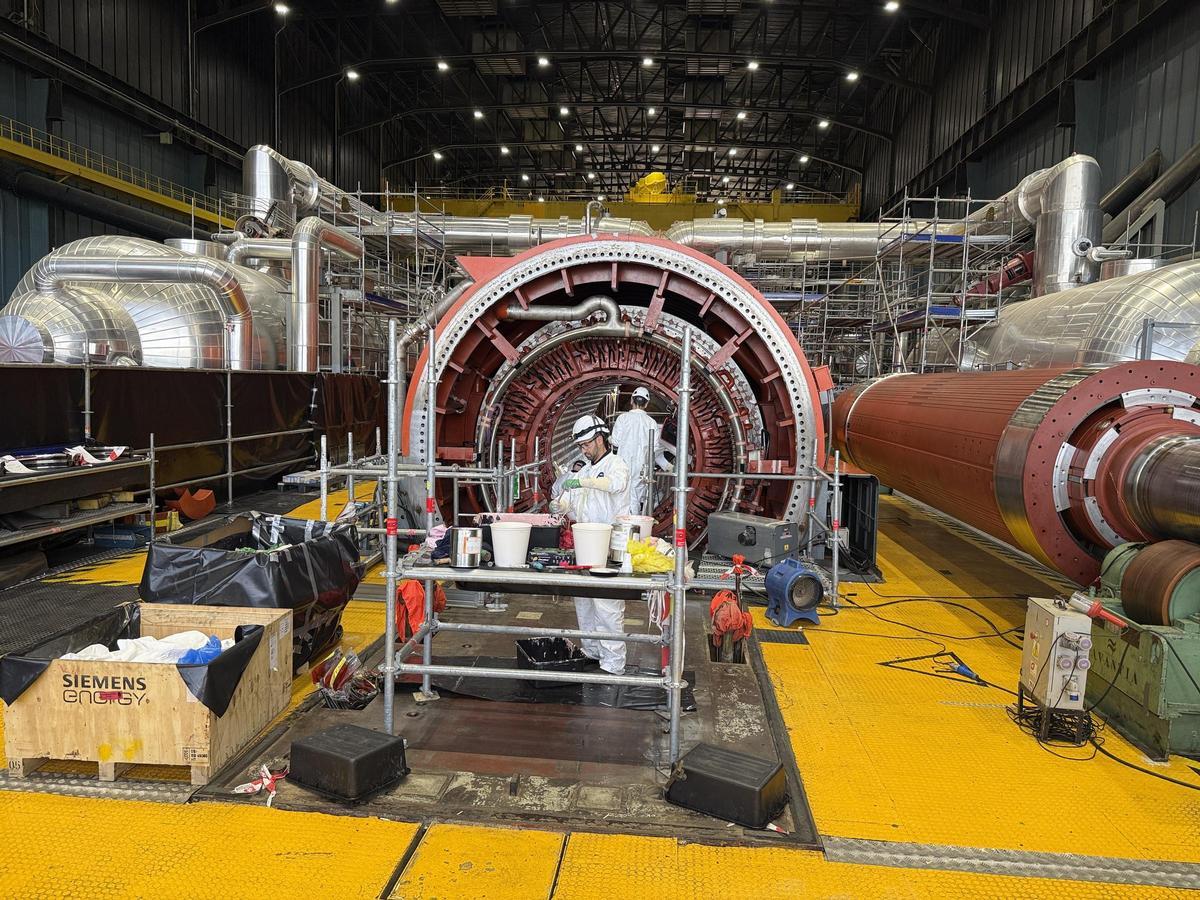 Tareas de revisión del alternador de la Unidad 1. En él se genera el 3,5% de la electricidad anual en España.