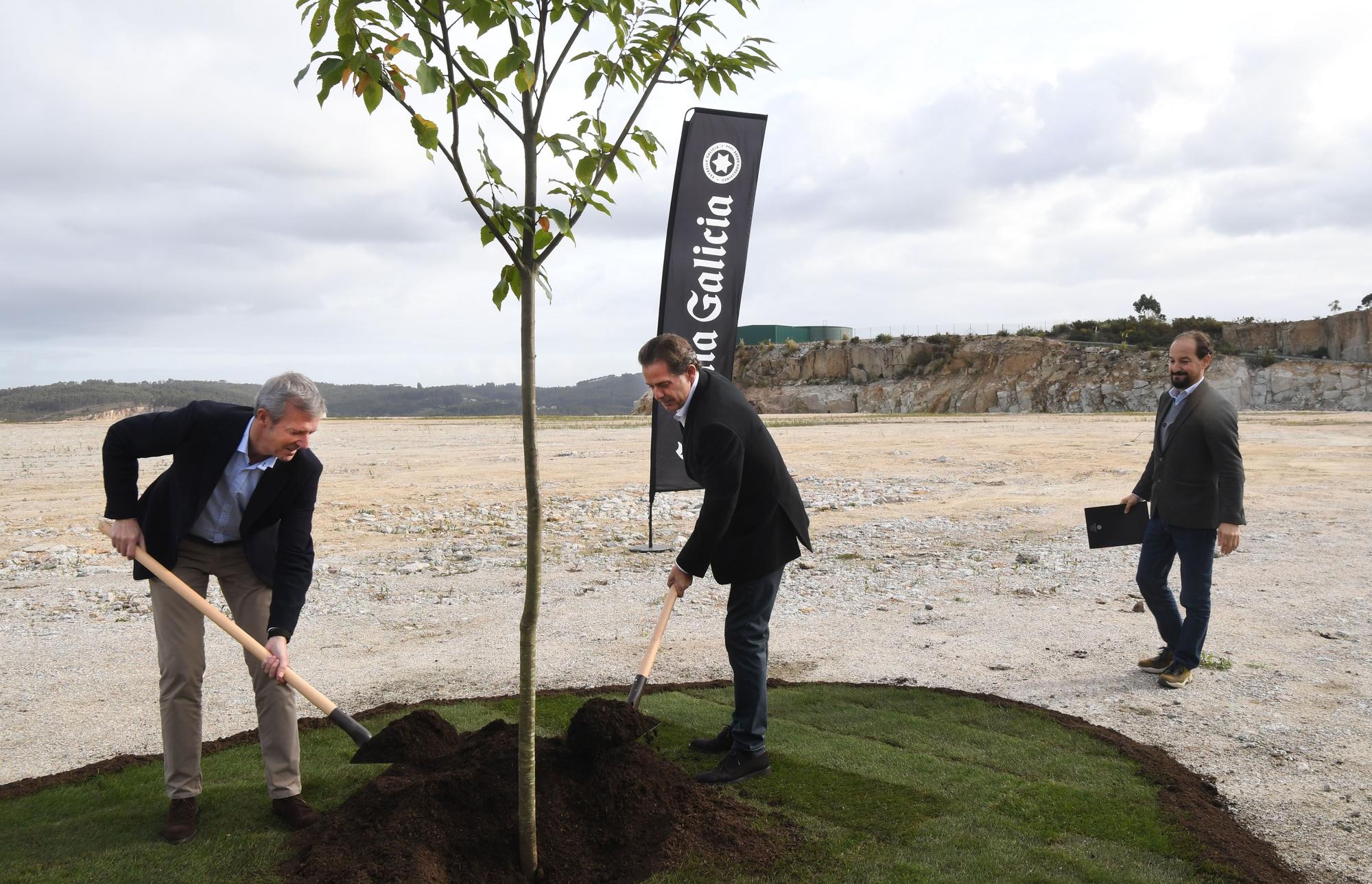 Primera piedra de la nueva fábrica de Estrella Galicia en Morás (Arteixo)