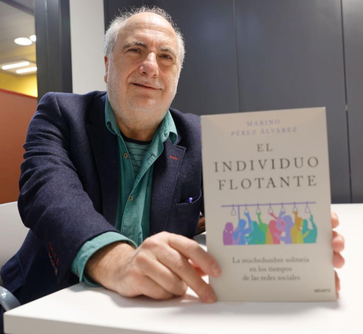 El psicólogo, con su último libro, «El individuo flotante». | Miki López