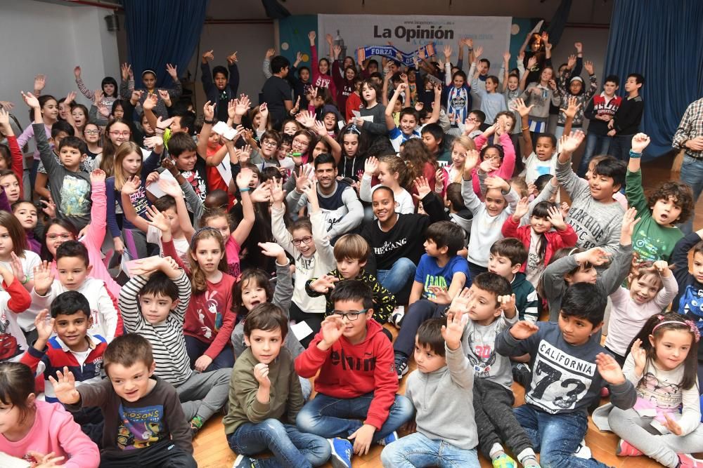 Alumnos de 6º de Primaria charlan con los jugadores del Deportivo dentro de la serie de encuentros organizados por LA OPINIÓN.